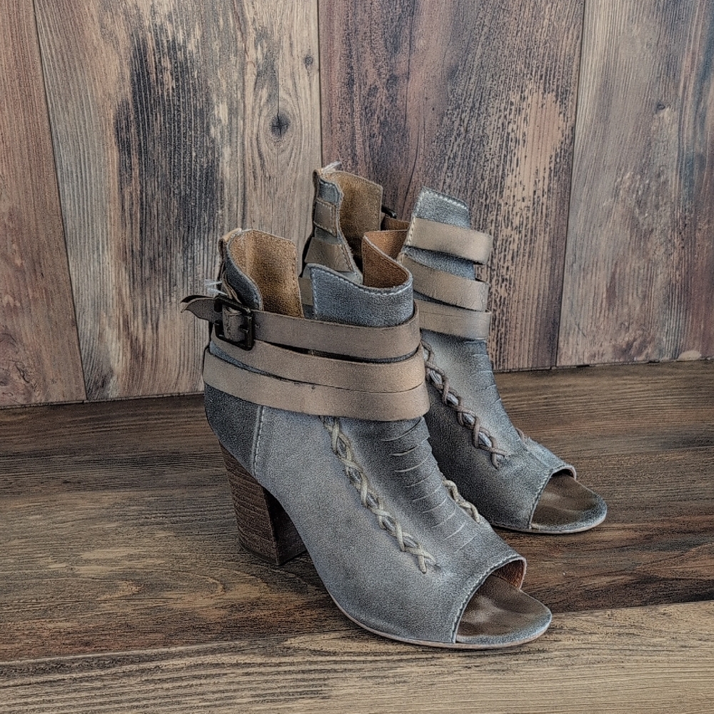 Diba True In the Books Buckle Leather Heeled Open Toe Shoes 8         C670